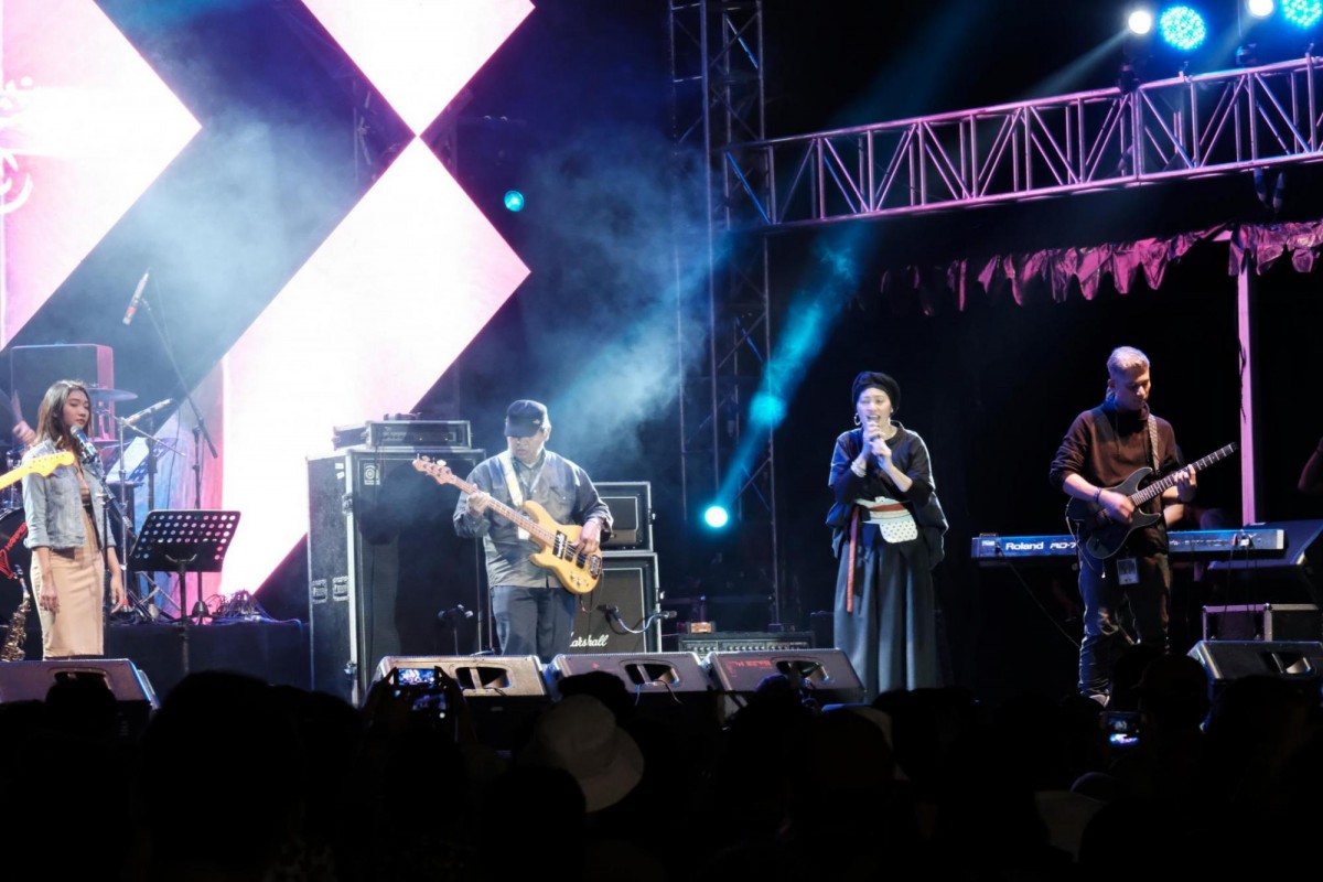 Fadia sedang beraksi kembali di MLDSPOT Stage Bersama Bunglon